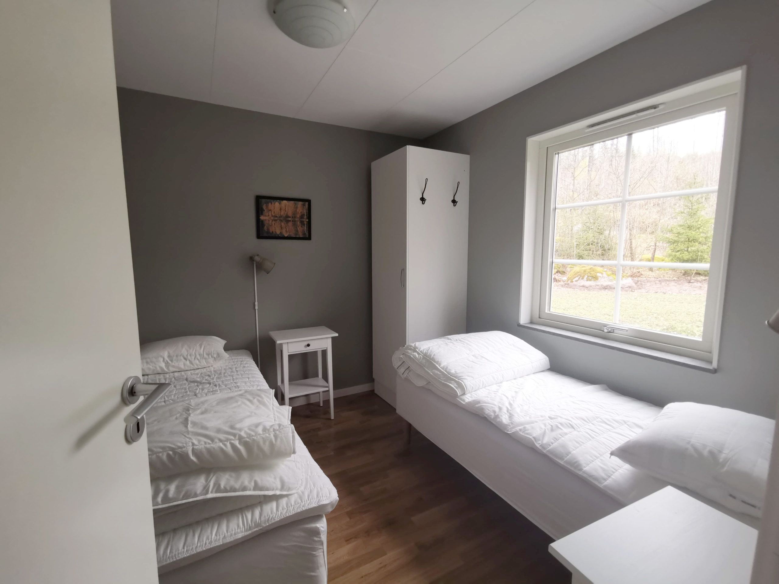 Bild på sovrum med enkelsängar i stuga på Basunda Gård